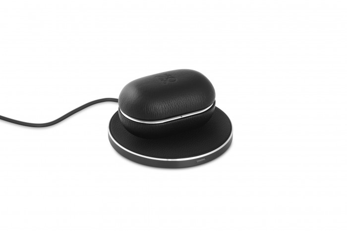 Ladetui der Beoplay E8 3.0 auf einer induktiven Ladestation (Bild: B&amp;O)